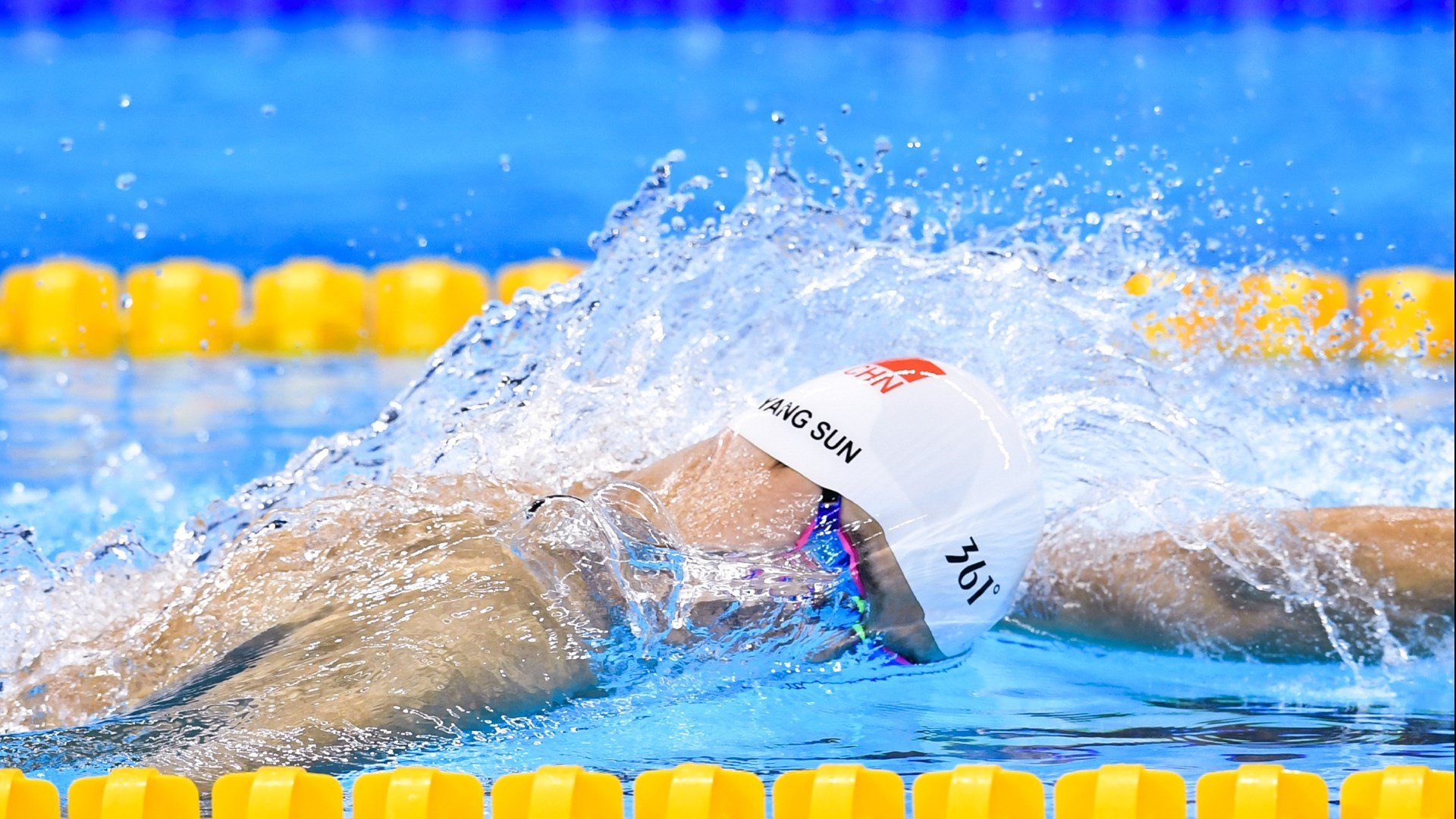 世界排名争夺战焦点战，深圳队爆冷雄鹿，改写篮球版图的一夜